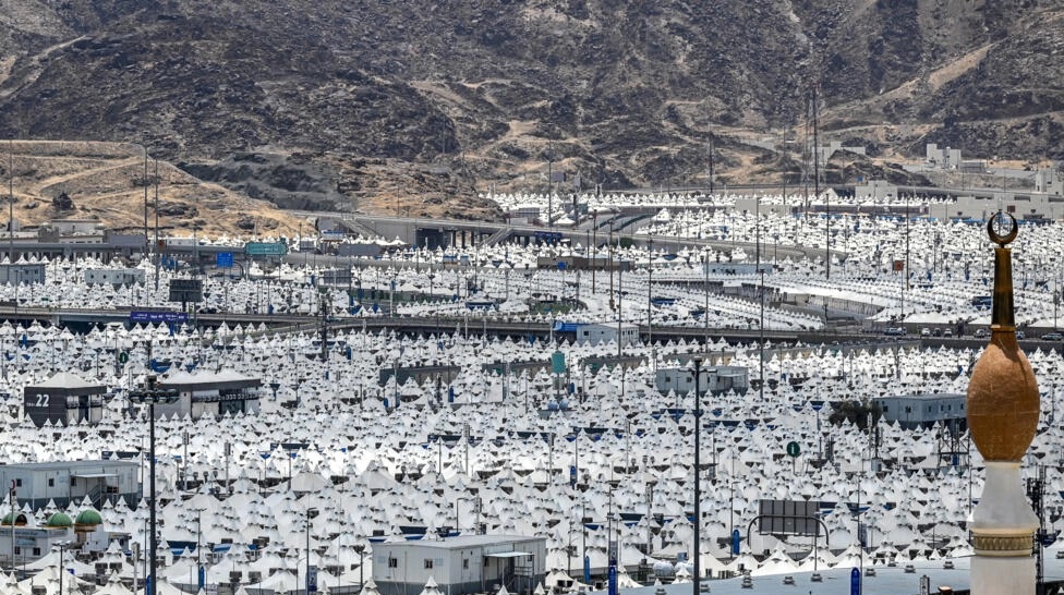 صورة تظهر آلاف الخيام التي تستضيف الحجاج في منى قرب مدينة مكة المكرمة- ا ف ب