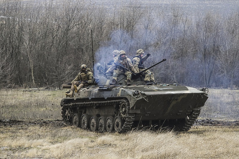مناورات عسكرية للقوات الأوكرانية في زابوريجيا (أ ب)