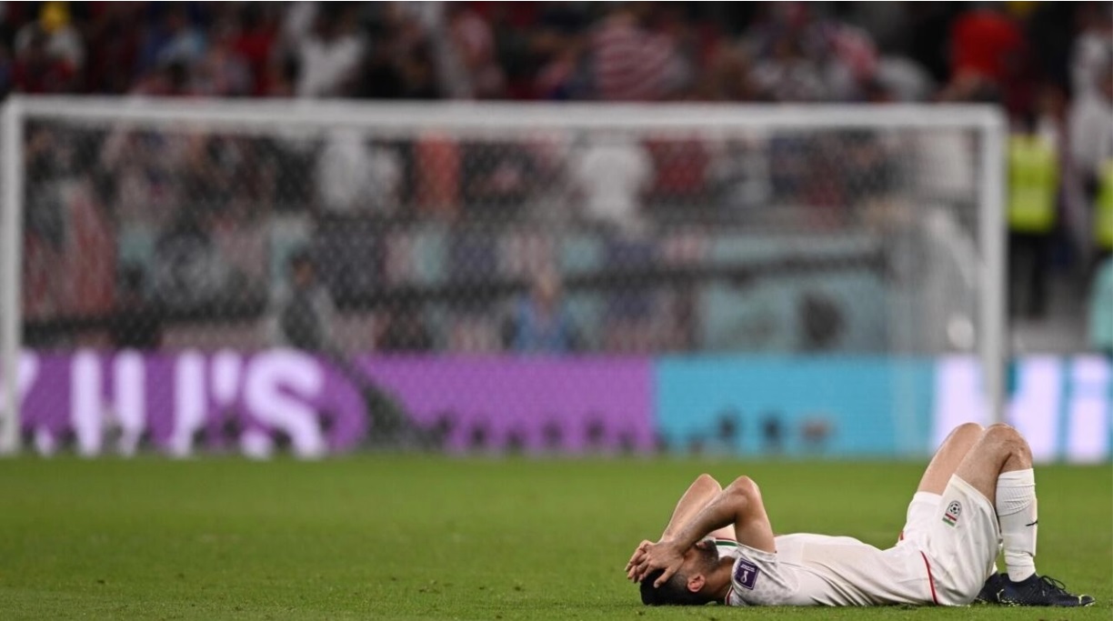 لاعب وسط المنتخب الإيراني علي كريمي يتحسر على خروج فريقه من المونديال بعد هزيمته أمام المنتخب الأميركي في إستاد الثمامة في الدوحة في 29 ت2/نوفمبر 2022. فابريس كوفريني ا ف ب/ا ف ب