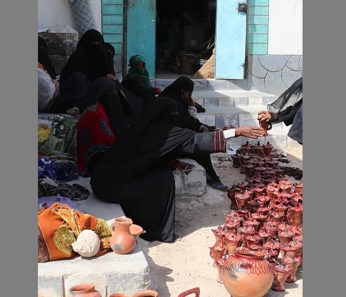 بائعات أواني فخارية في سوق حديبو