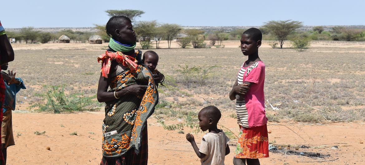 UN News/Thelma Mwadzaya |  سكان مقاطعة توركانا في كينيا حيث يعاني السكان من الجفاف وانعدام الأمن الغذائي.