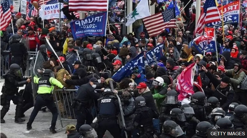 ساحة مبنى الكابيتول تحولت لميدان معركة من العصور الوسطى تسببت في مقتل خمسة أشخاص بينهم شرطي
