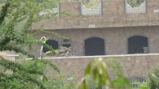 عمارة الجهيم، يتمركز فيها قناص حوثي بحسب أهالي كلابة