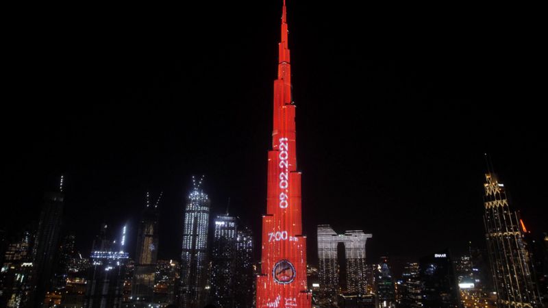 بدأ برج خليفة في دبي، أطول بناية صنعها الإنسان على وجه الأرض، في العد التنازلي لأهم لحظة يوم الثلاثاء