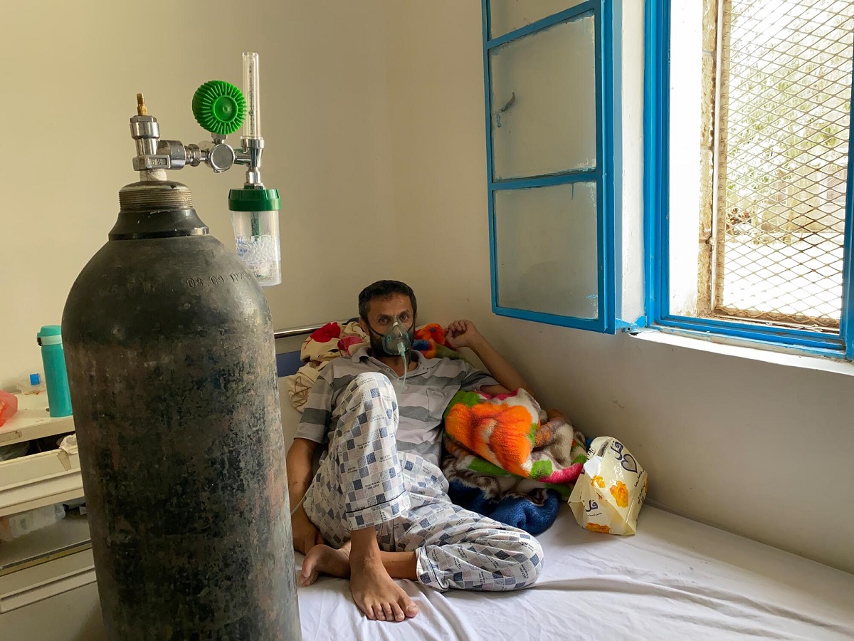 خالد (43 عاما) من صنعاء، مريض يتلقى علاج كوفيد-19 ويروي معاناته للحصول على الرعاية الصحية.