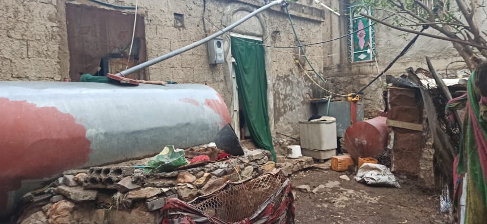 لديه أسرة صغيرة تتكون من زوجة وطفلين، تسكن بيتاً صغيراً في مدينة تعز، وتعيش ظروفًا صعبة.