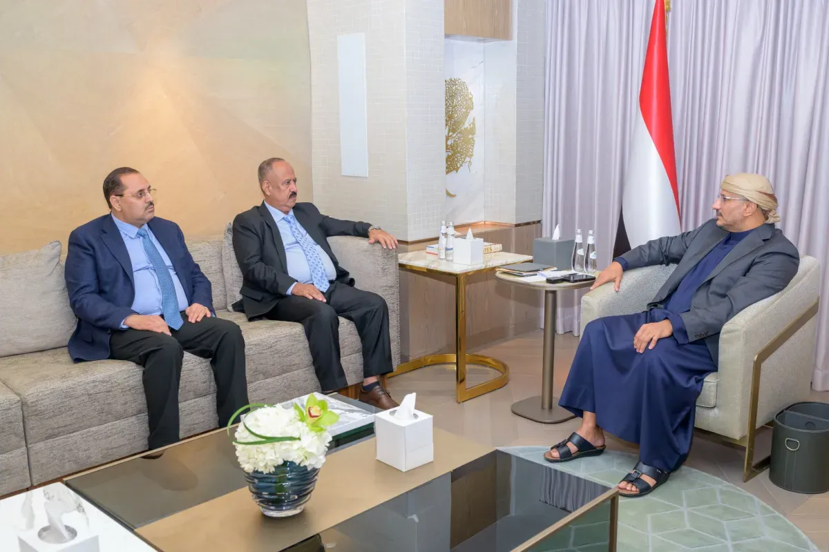 طارق صالح يبحث مع وزيري النقل وشؤون البرلمان تنشيط الحركة الاقتصادية وتعزيز التنسيق التشريعي