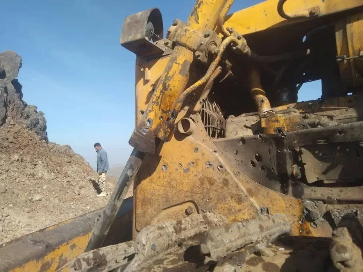 الحوثيون يقصفون مشروع شق طريق يخدم آلاف المواطنين في سامع