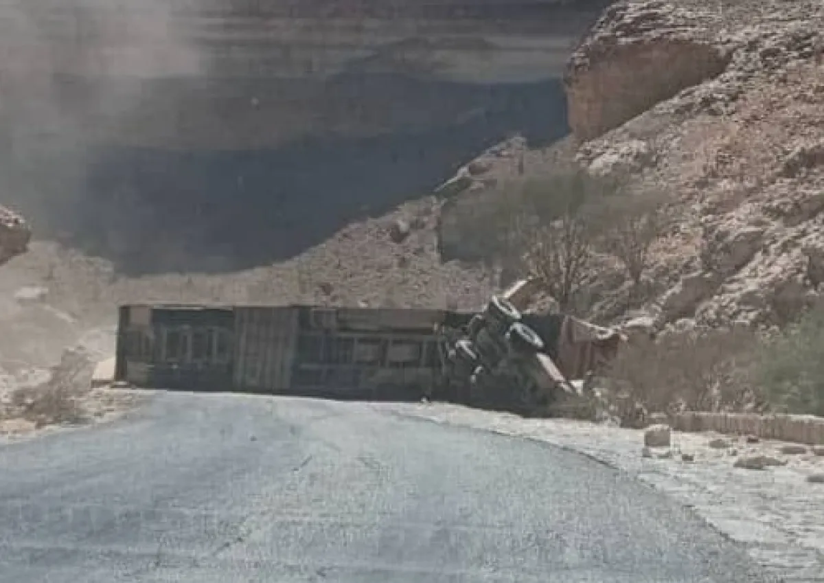 بين عقبة "وادي العين" ومخيمات "الميل".. يوم عصيب لمرتادي الطرق والنازحين في حضرموت ومأرب