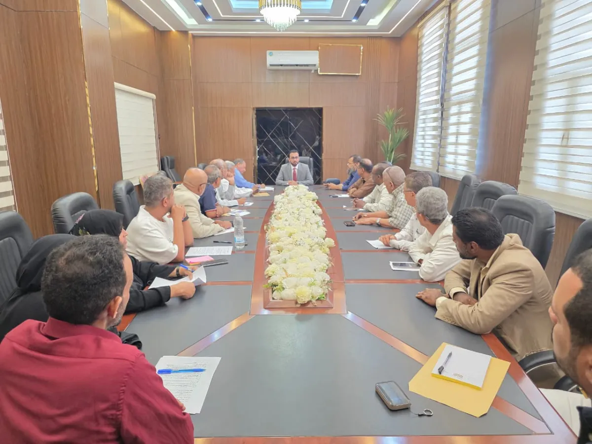 عدن: وزير الخدمة المدنية يشدد على رفع كفاءة الأداء وتسهيل معاملات الموظفين