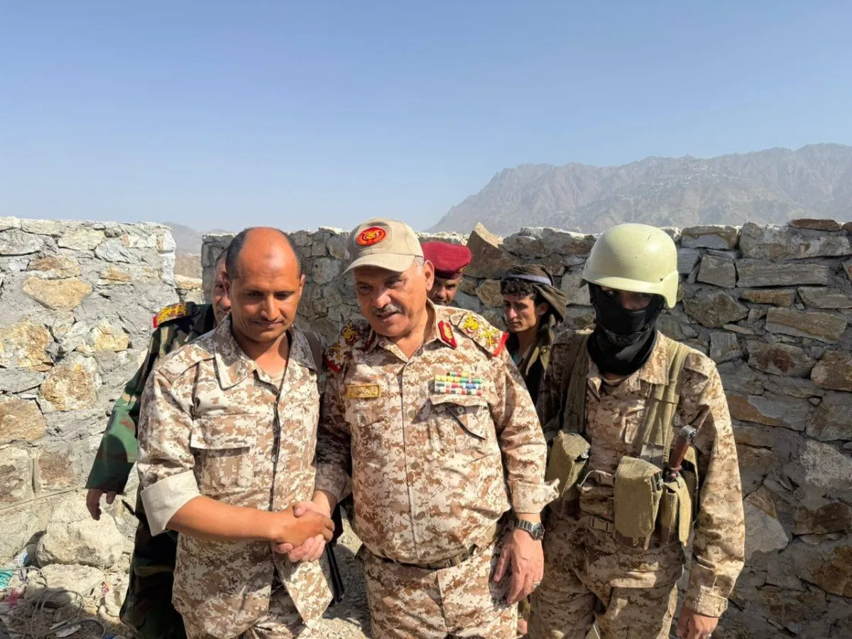 قائد محور تعز يتفقد الجبهات الأمامية ويؤكد رفع الجاهزية القتالية