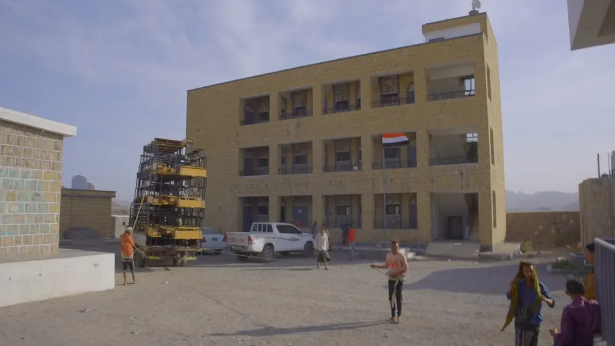 إنسانية المقاومة الوطنية ترفد مدرسة الشهداء في موزع بكراسي وأثاث مكتبي