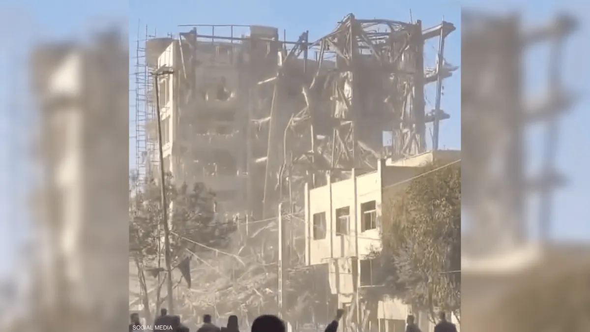 قصف يُدمر مبنى مجلس الخبراء المكلف بانتخاب المرشد الإيراني