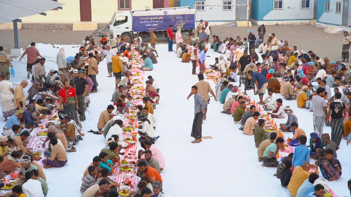 بدعم الخلية الإنسانية.. أبناء الزهاري بالمخا ينظمون إفطاراً جماعياً