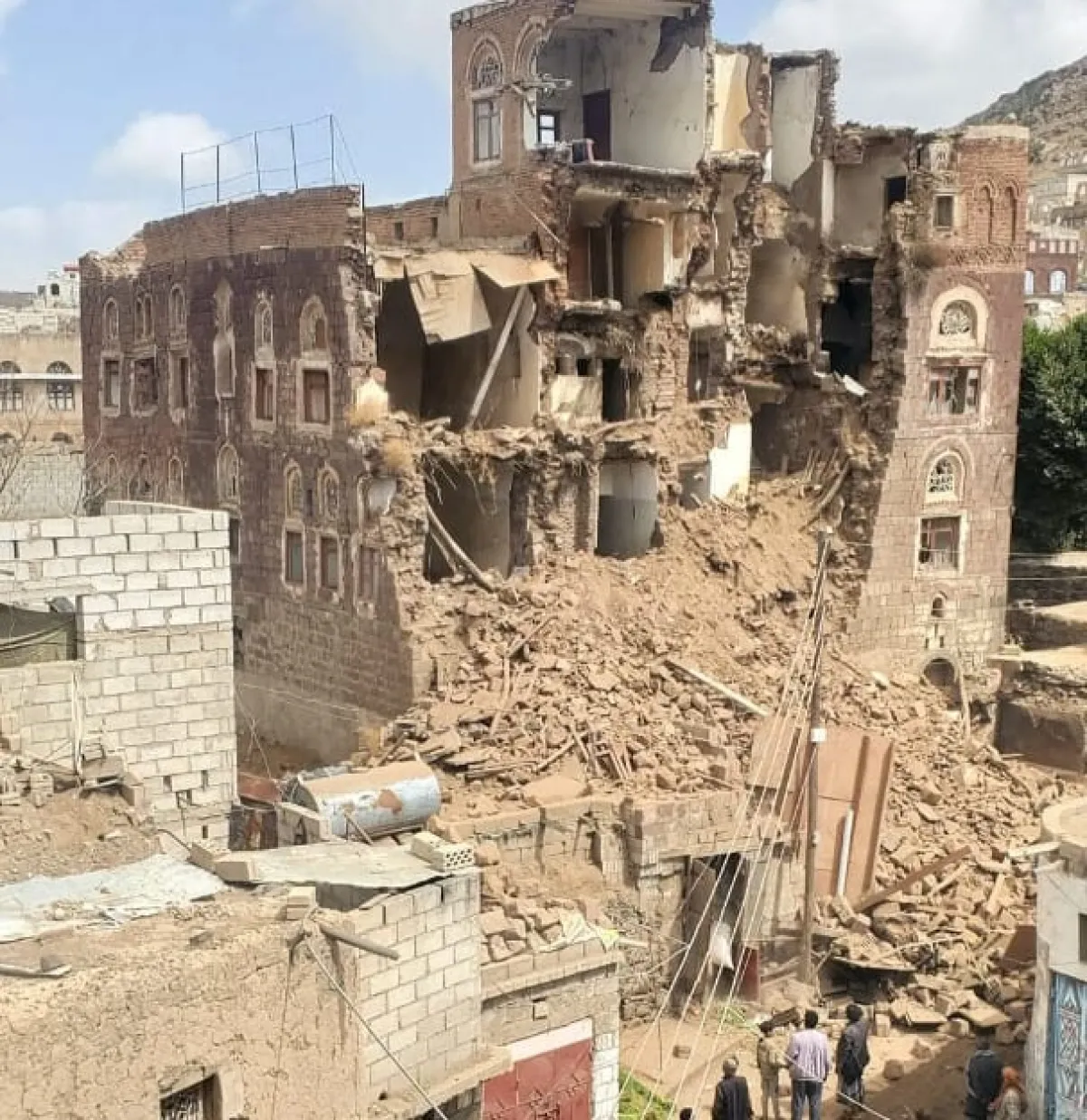 إب.. انهيار مبنى تاريخي يعود للعهد العثماني في مدينة يريم بعد سنوات من الإهمال الحوثي