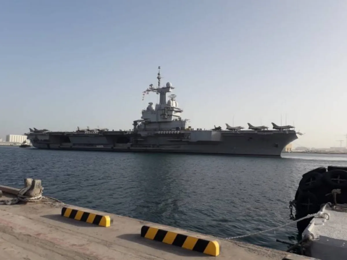 فرنسا تعزز وجودها العسكري في المتوسط بإرسال حاملة مروحيات لدعم قواتها