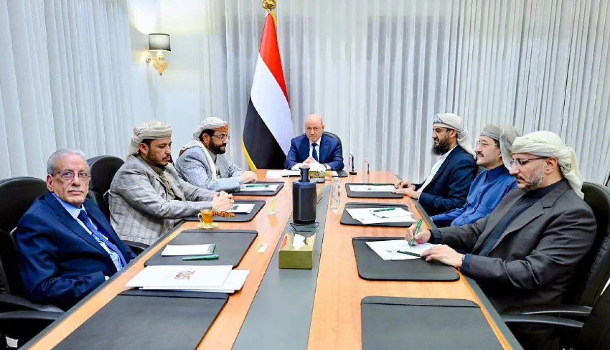 مجلس القيادة يؤكد عدم السماح باستخدام أراضي اليمن لتهديد أمن المنطقة والملاحة الدولية