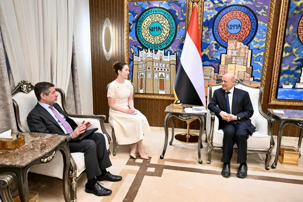 العليمي يبحث مع السفير الأميركي تطورات التصعيد الإقليمي وأمن الملاحة الدولية