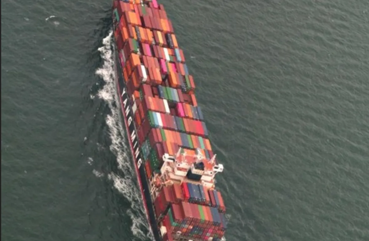 إصابة سفينة شحن بمقذوف غامض في مضيق هرمز واندلاع حريق على متنها