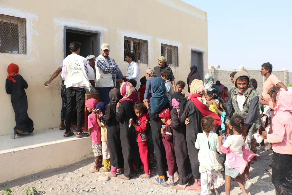 إنسانية المقاومة تواصل توزيع كسوة العيد لـ5500 طفل في مديريات الحديدة المحررة