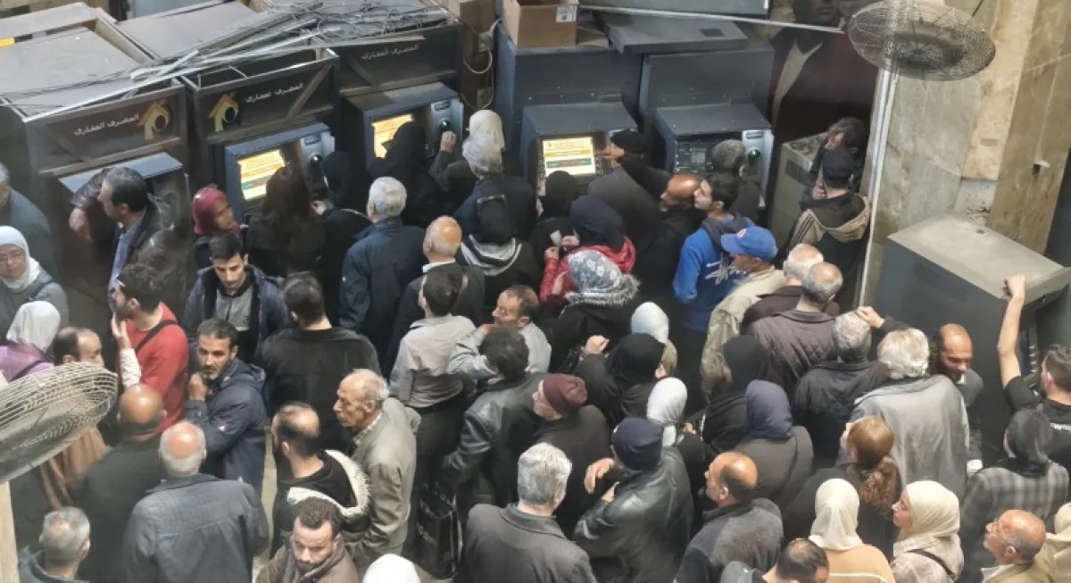 أزمة السيولة تعكر استعدادات العيد في تعز وتضع المواطنين أمام طوابير الانتظار