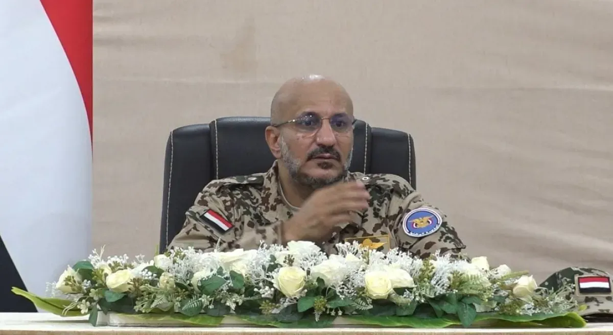 طارق صالح يترأس اجتماعاً عسكرياً موسعاً بالساحل الغربي لبحث الجاهزية الميدانية