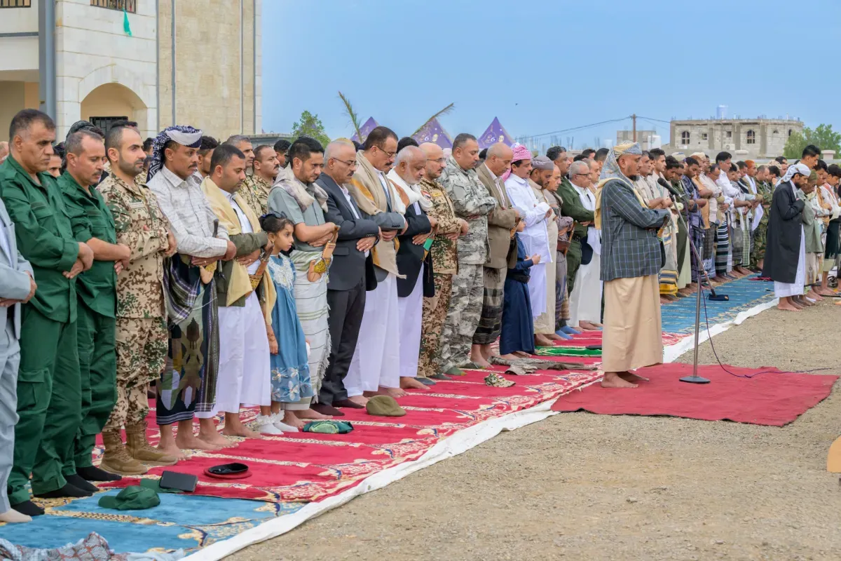 طارق صالح يؤدي صلاة عيد الفطر مع جموع المواطنين في مدينة المخا