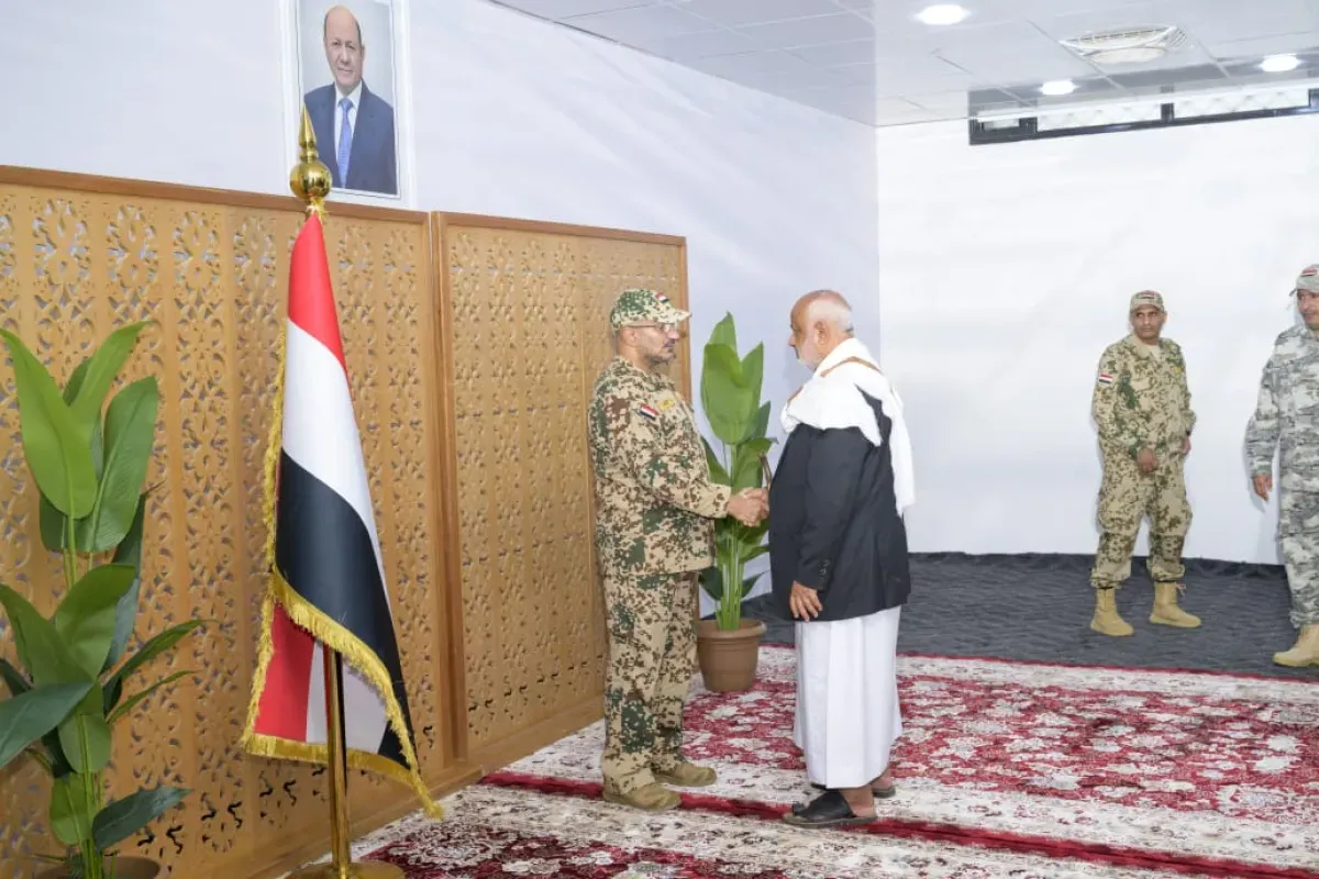 طارق صالح يستقبل المهنئين بعيد الفطر في المخا