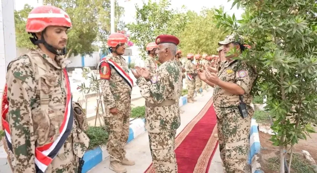 المخا.. اللواء حسن لبوزة يضع إكليلاً من الزهور على فردوس شهداء المقاومة الوطنية