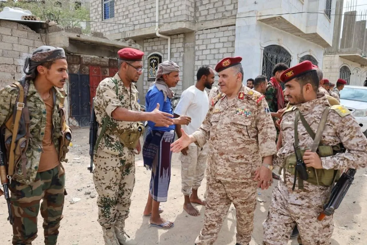 قائد محور تعز يزور المقاتلين في الجبهات ويؤكد أهمية رفع الجاهزية خلال أيام العيد