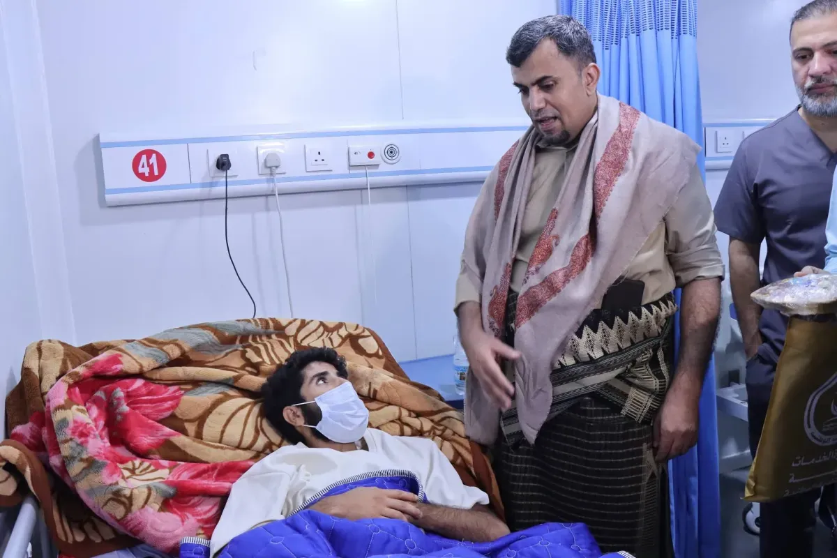 العزاني يعايد جرحى المقاومة الوطنية في الساحل الغربي