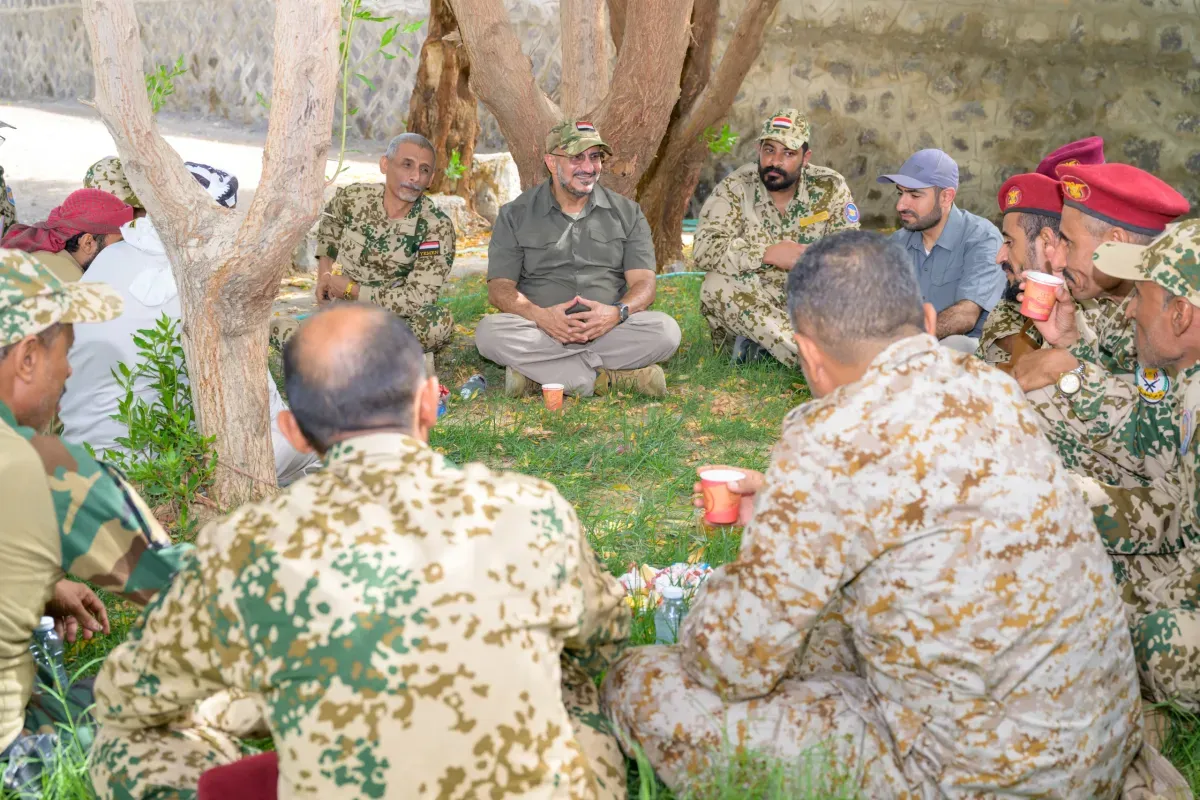 طارق صالح يشدد على الجاهزية خلال لقاء معايدة بقيادات محور الحديدة
