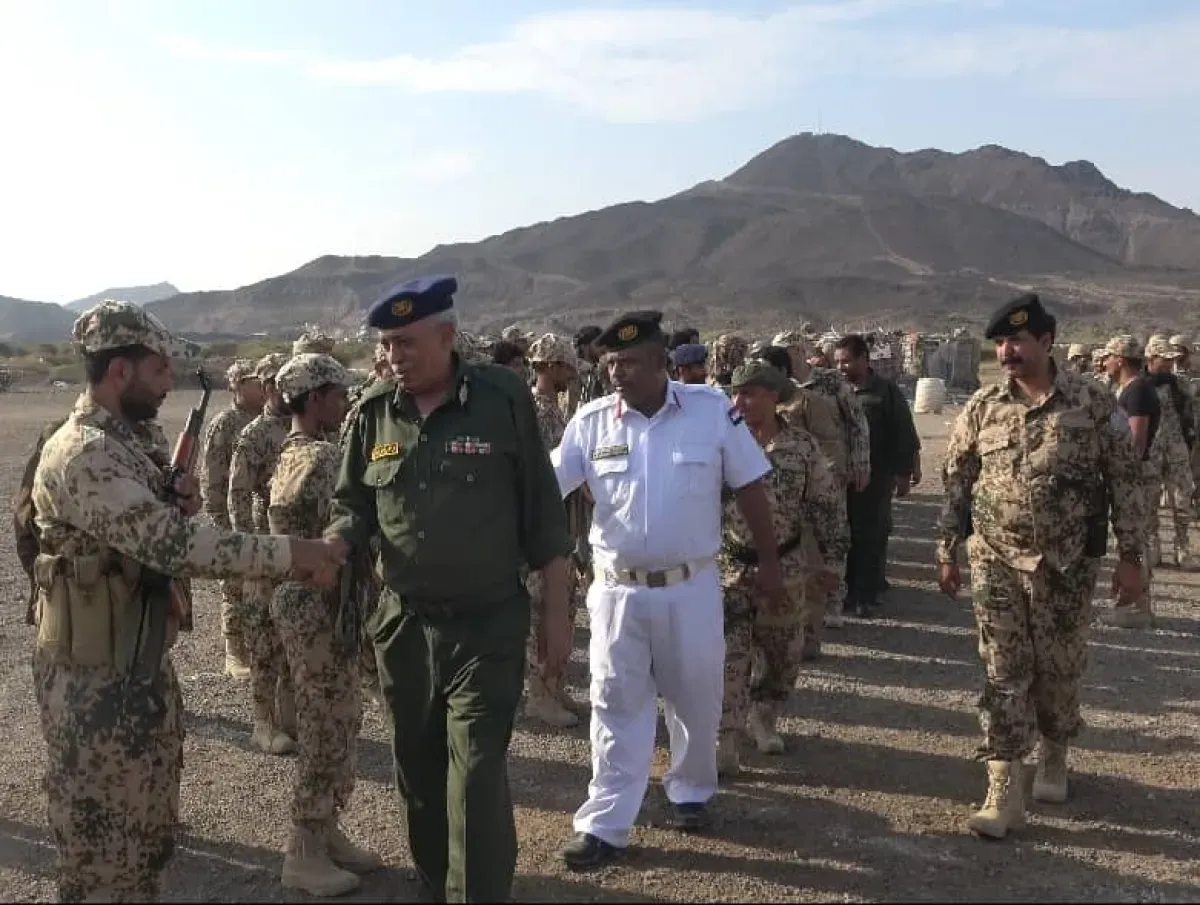 قائد قطاع أمن الساحل الغربي يعايد أبطال اللواء الثاني مشاة بحري