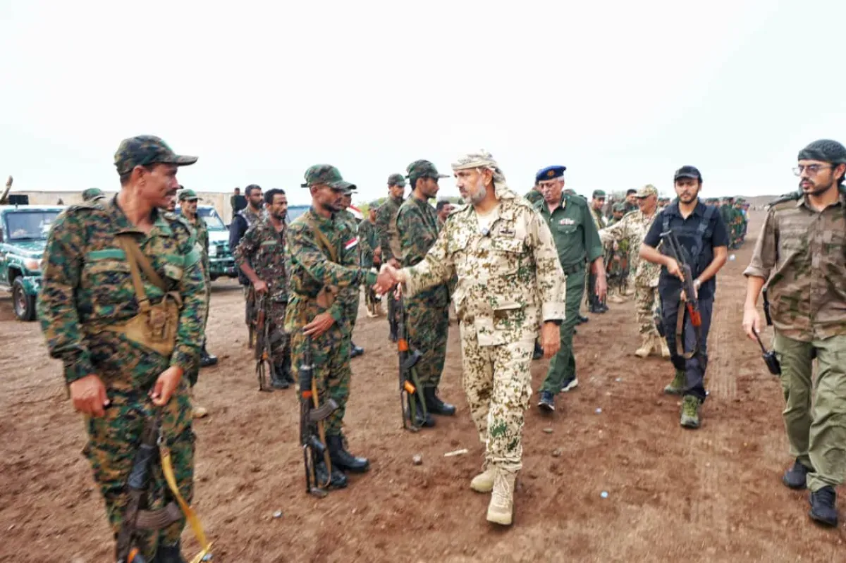 الأكوع ينقل تهاني الفريق طارق صالح لمنتسبي أمن الساحل الغربي بمناسبة العيد