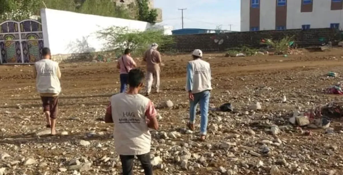 الخلية الإنسانية تباشر إغاثة منكوبين السيول في المخا وموزع