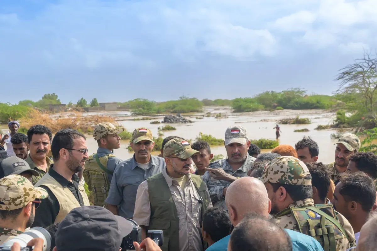 طارق صالح يتفقد أضرار السيول في ريف المخا ويوجه بتكثيف الجهود الإغاثية