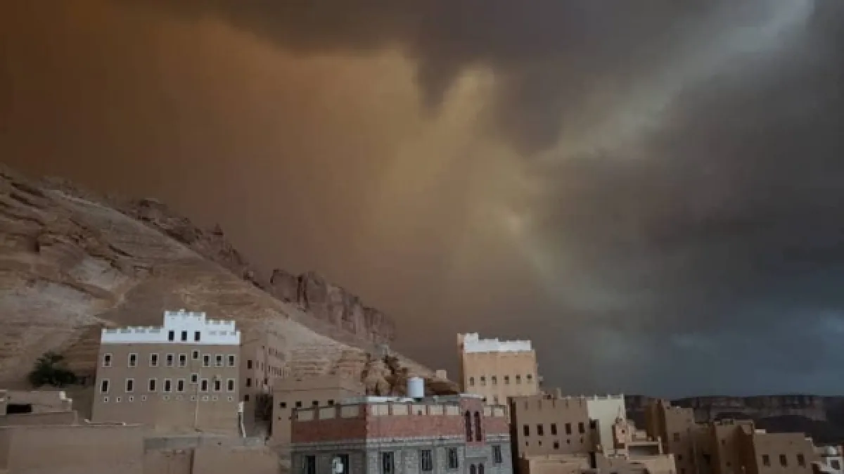 ضحايا بانهيار منزل بصنعاء وأضرار واسعة جراء السيول في حضرموت