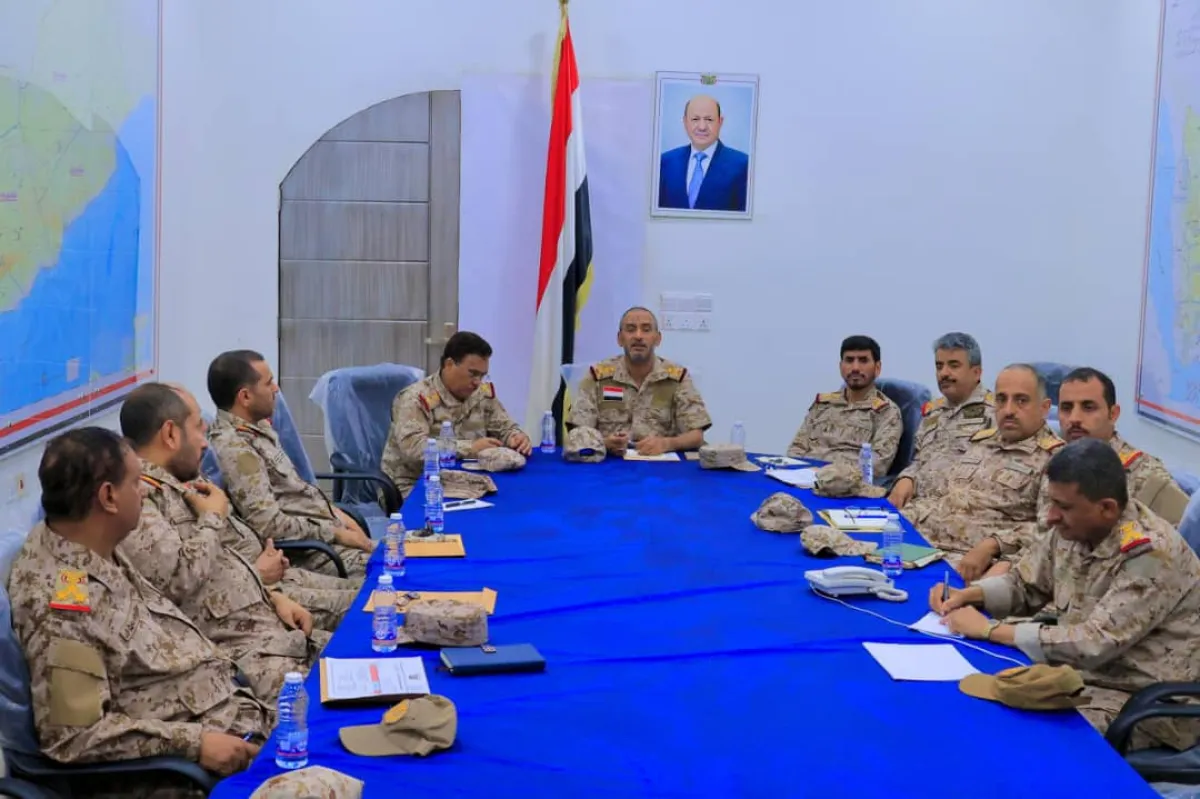 اجتماع عسكري موسع برئاسة بن عزيز لبحث الجاهزية والخيارات الميدانية