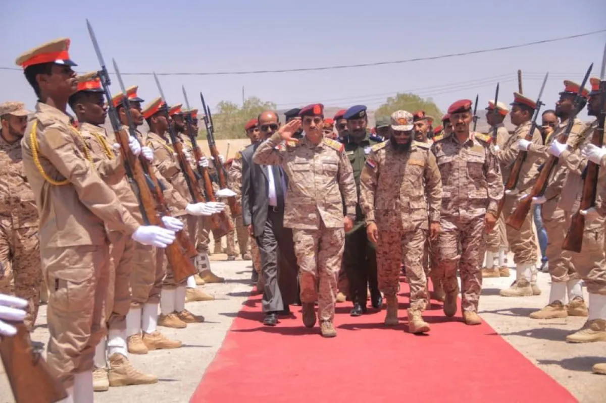 وزير الدفاع يتفقد جاهزية المنطقة العسكرية الأولى في سيئون ويشيد بانضباطها