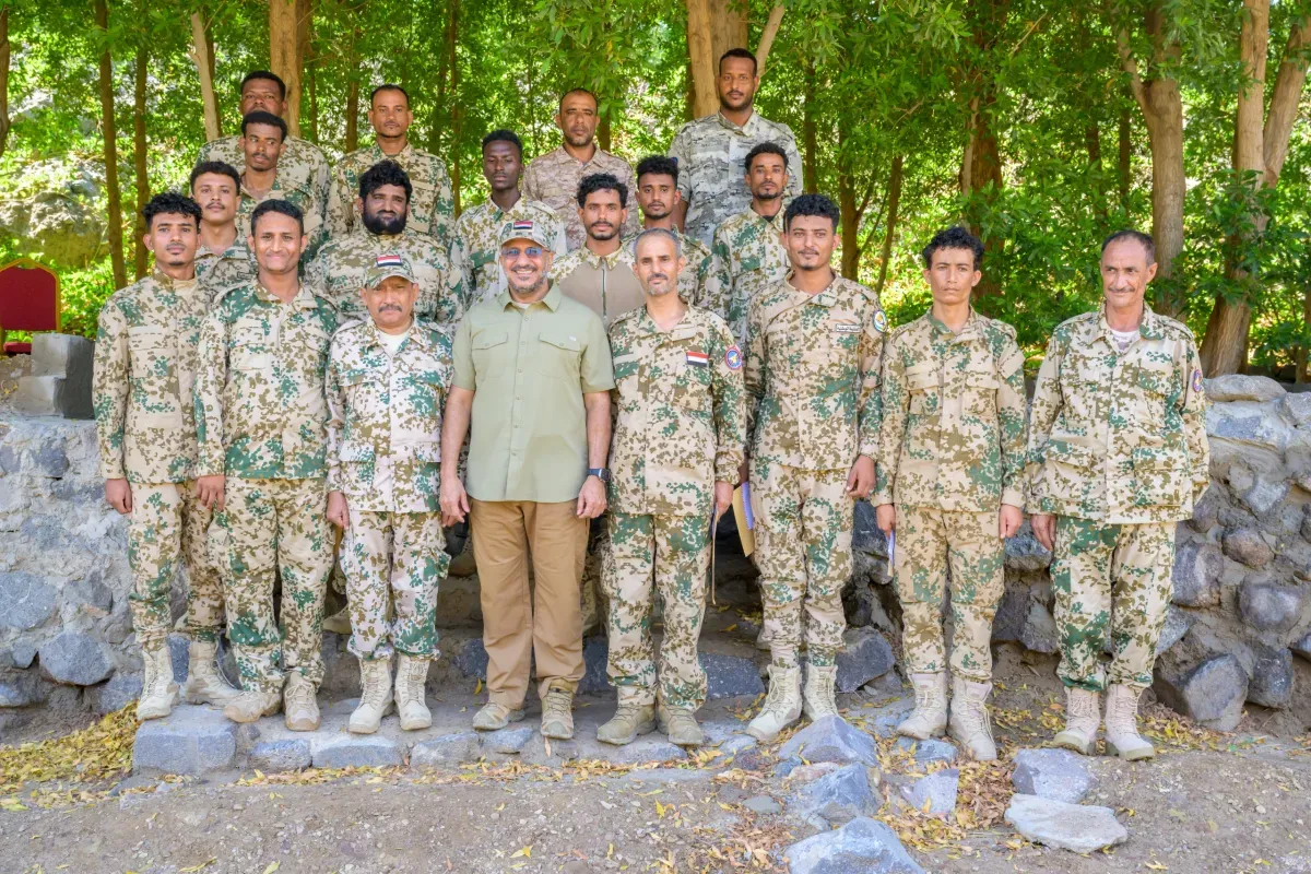 طارق صالح يكرم كوكبة من أبطال بحرية المقاومة الوطنية وخفر السواحل لمواقفهم البطولية في إنقاذ متضرري السيول