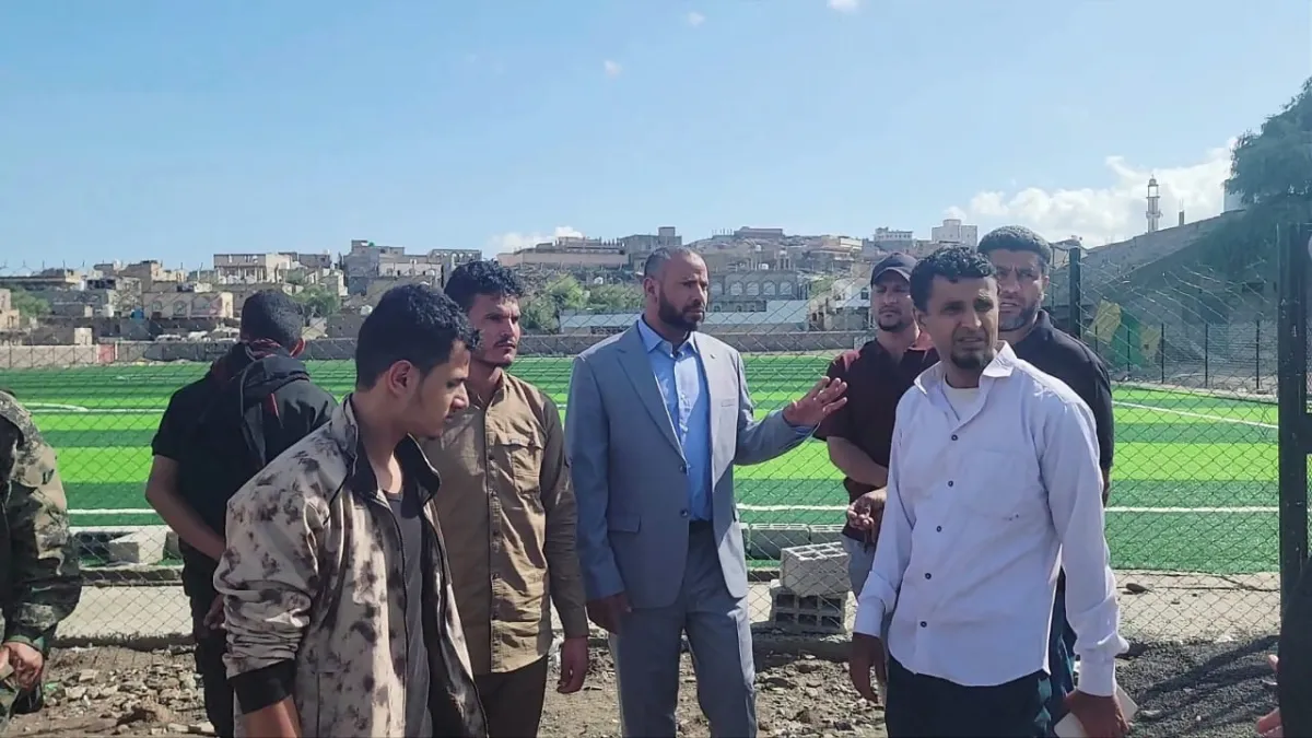 محافظ الضالع يشيد بدعم الصليب الأحمر ويتفقد ملعب الصمود