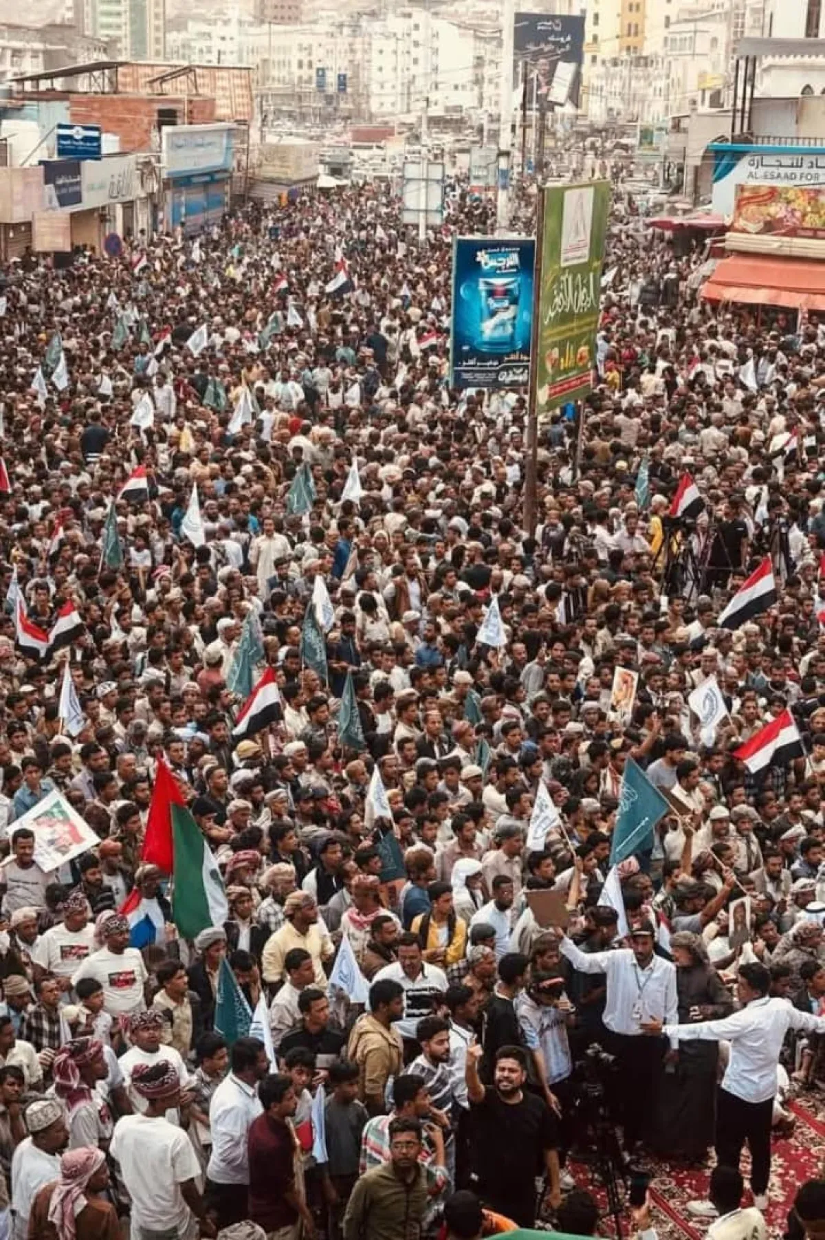 المكلا تشهد حشداً جماهيرياً كبيراً دعماً للسعودية والخليج ورفضاً للهجمات الإيرانية