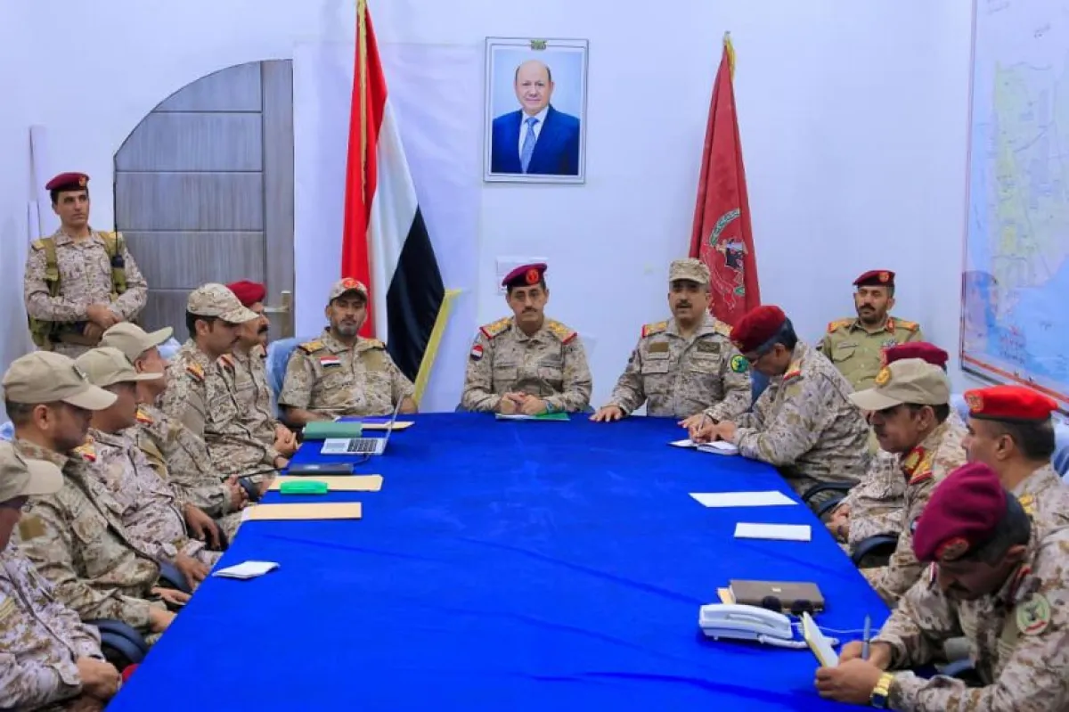 وزير الدفاع يشيد بالجاهزية والتنسيق العالي.. وبن عزيز: الشعب يعول على الجيش والمقاومة لحسم المعركة