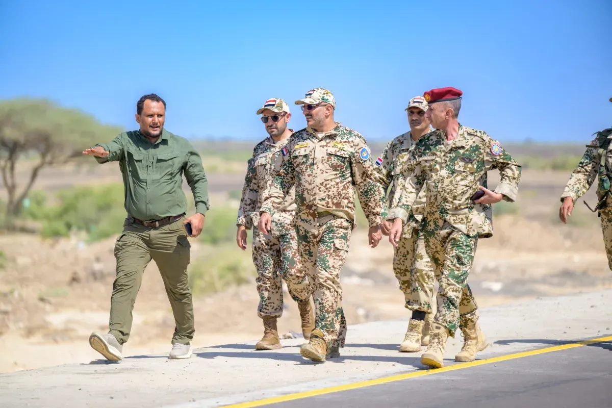 طارق صالح يتفقد ريف المخا ويطلع على دور "طريق النصر" في تحييد خطر السيول