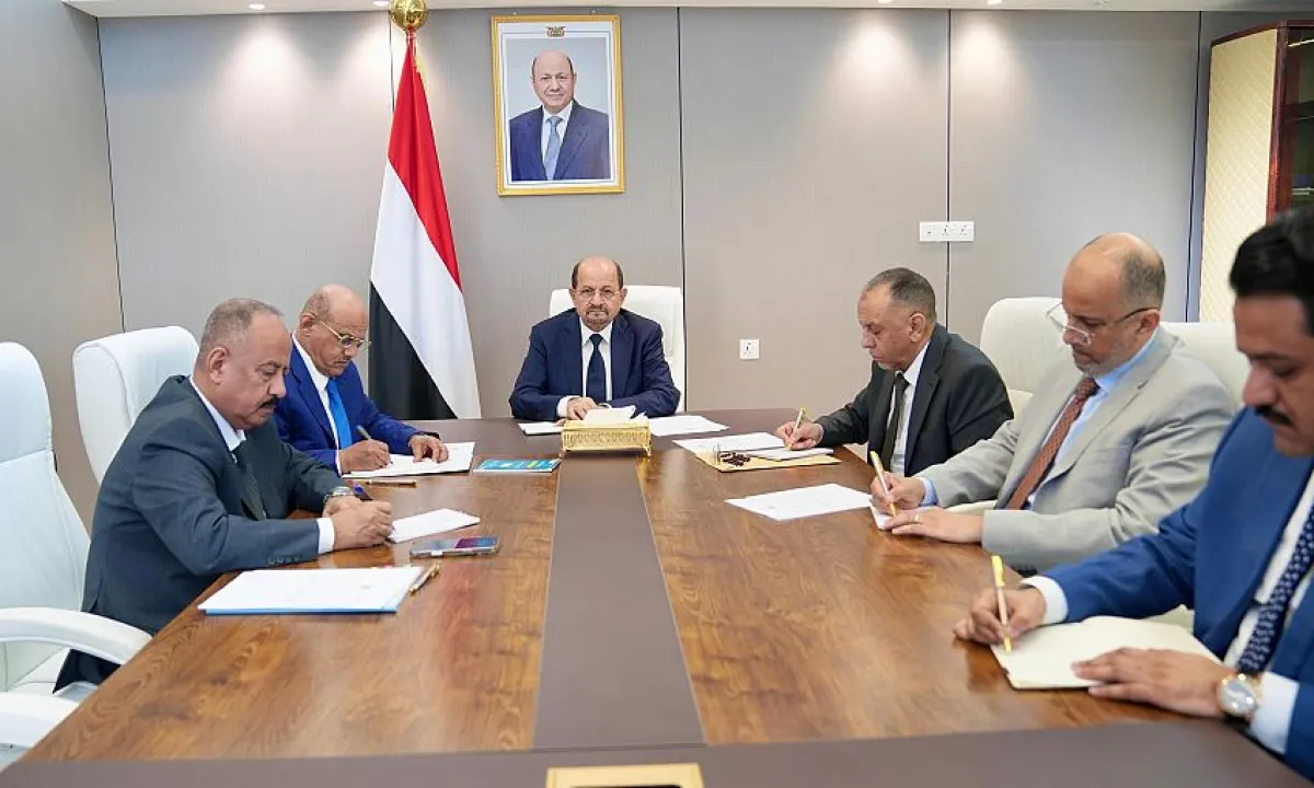 الزنداني يترأس اجتماعاً لإدارة الأزمات ويؤكد جاهزية الحكومة لمواجهة التداعيات الإقليمية