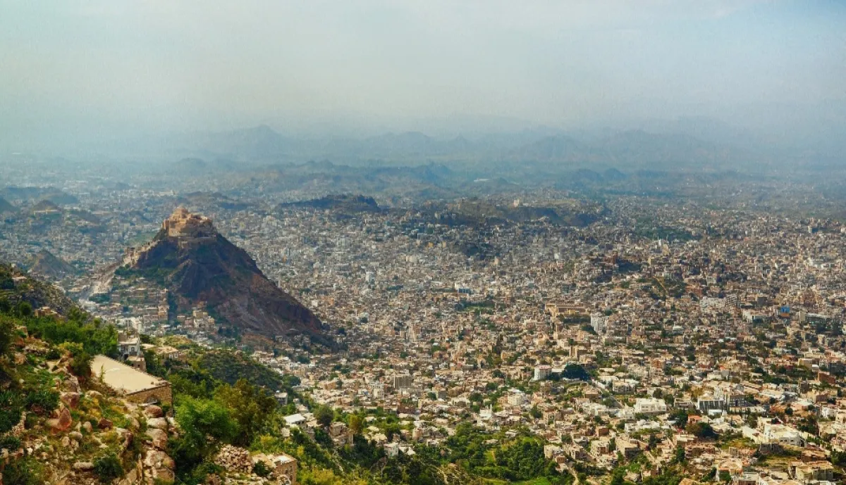 قناصة الحوثي تصعد استهداف المدنيين في تعز.. إصابة امرأة واستشهاد طفل خلال ساعات