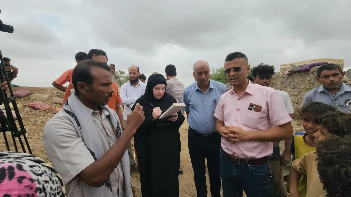 وفد لجنة الإنقاذ الدولية يزور مناطق منكوبة بالسيول في ريف المخا ويدعو لتدخل عاجل