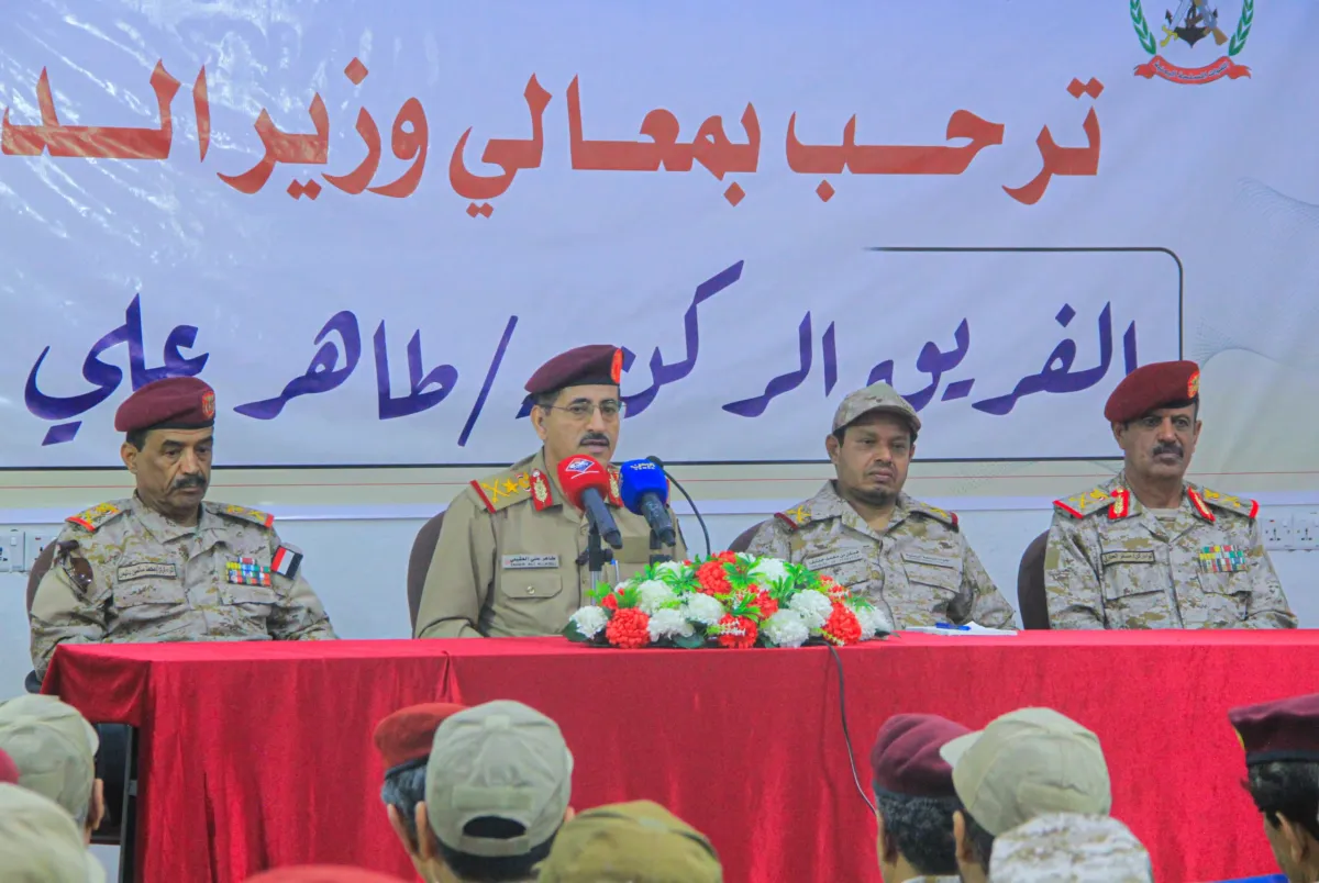 وزير الدفاع يتفقد المنطقة العسكرية السادسة ويؤكد: الطريق إلى صنعاء يمر عبر تضحيات الأبطال