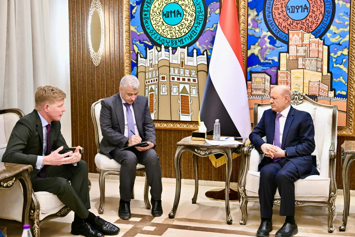 العليمي: استمرار الانتهاكات الحوثية يضع استعادة مؤسسات الدولة على رأس الأولويات