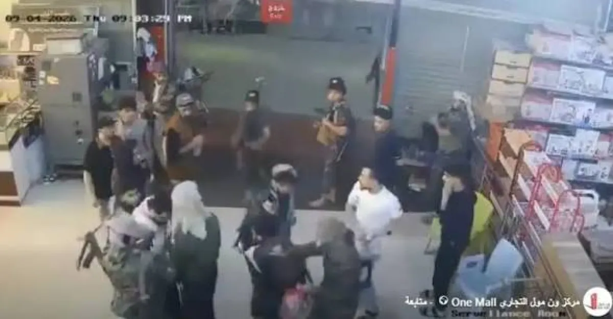 الحوثيون يغلقون مركزاً تجارياً في إب بالقوة.. اعتداءات واختطافات تطول تجاراً وموظفين